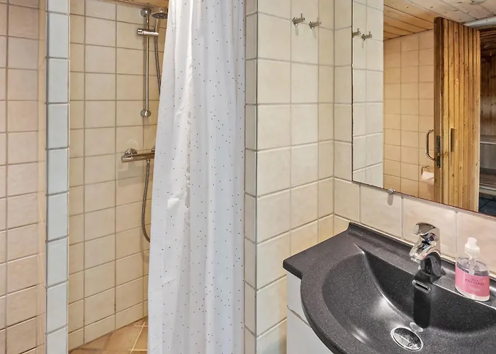 Semesterbostad 6 Bedroom Awesome In Vaeggerlose