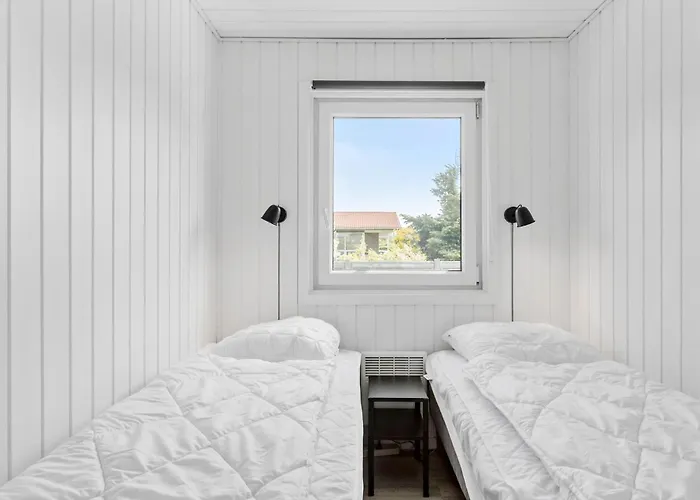 Semesterbostad 6 Bedroom Awesome In Vaeggerlose *