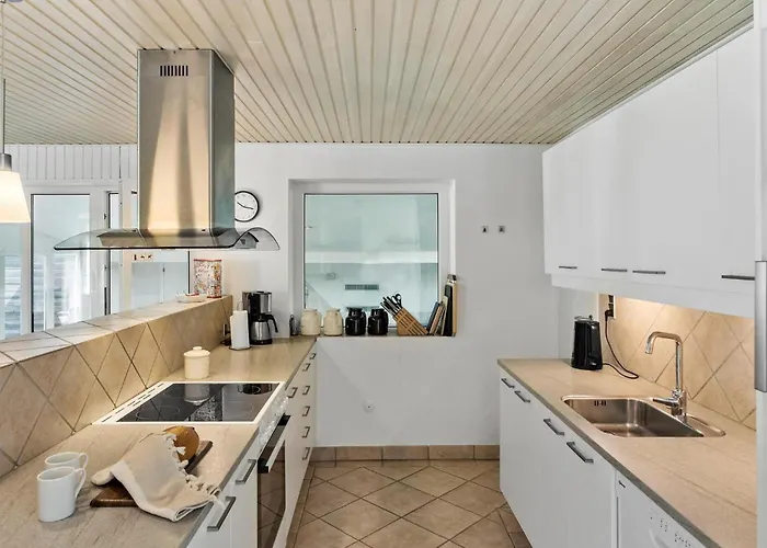 Semesterbostad 6 Bedroom Awesome In Vaeggerlose Bøtø By