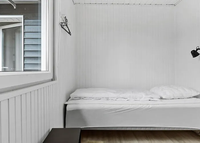 Semesterbostad 6 Bedroom Awesome In Vaeggerlose *