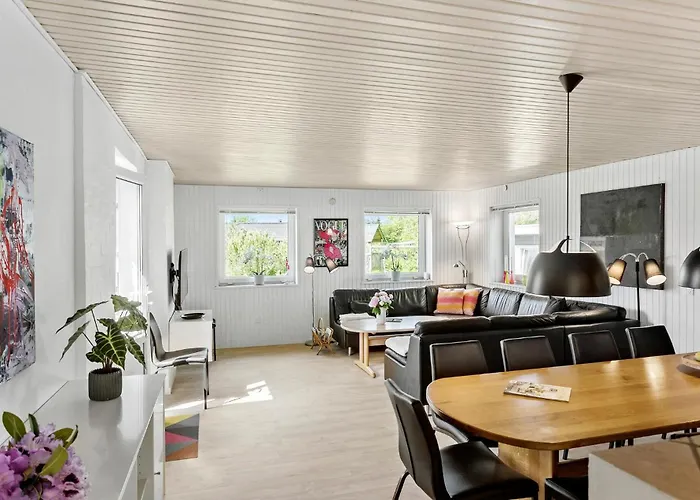 Semesterbostad 6 Bedroom Awesome In Vaeggerlose Bøtø By