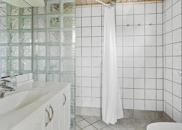 6 Bedroom Awesome In Vaeggerlose 펜션